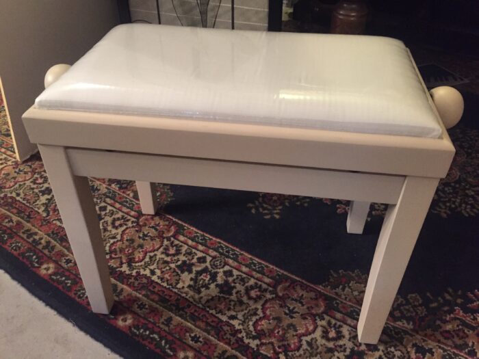 Banquette ivoire mat avec assise blanche en tissu