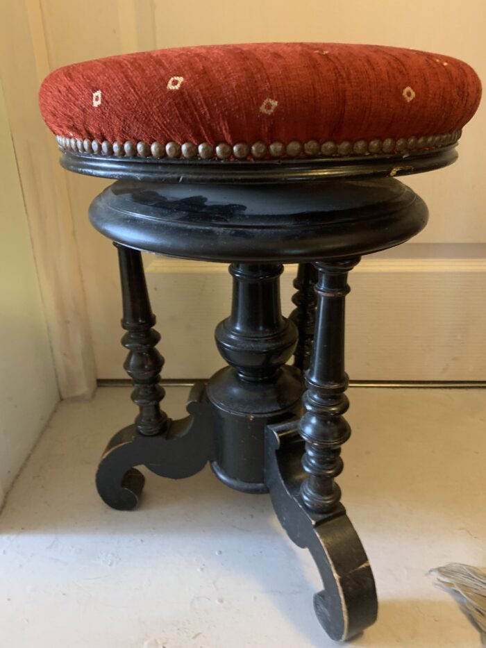 Tabouret noir avec assise rouge à motifs dorés
