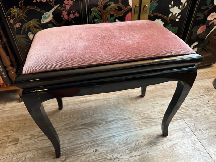 Banquette noire d'occasion assise rose