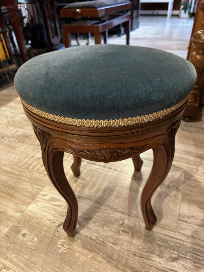Tabouret en noyer style Louis XV assise en tissu bleu 