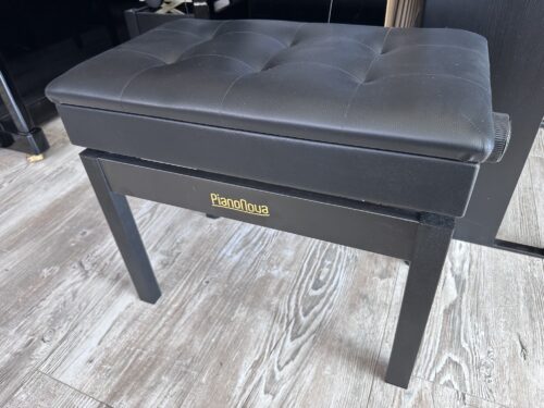 Banquette en bois noir avec coffre à partitions